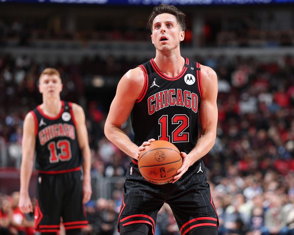 他主动走向 他主动走向